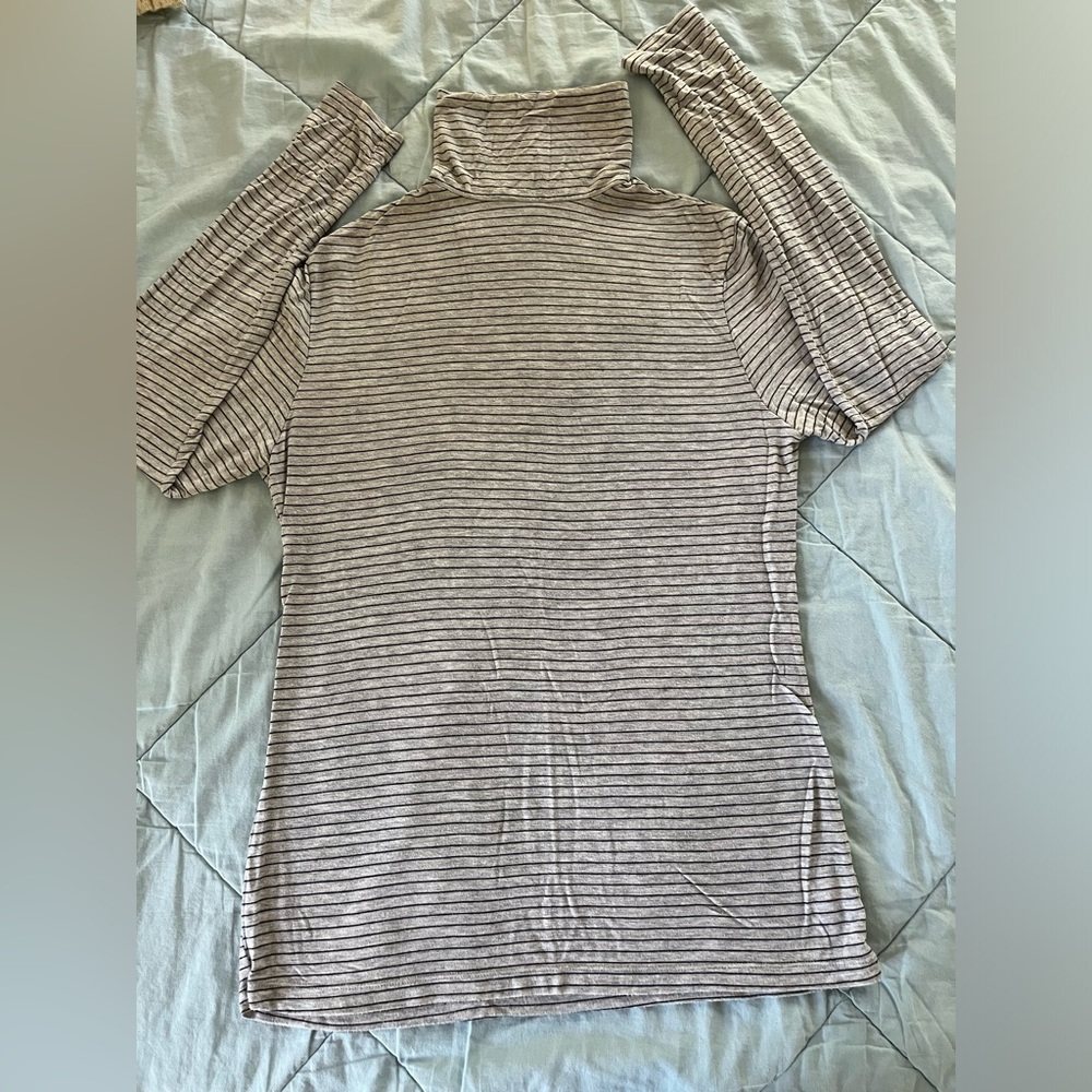 🎁Free with purchase!🎁 Gray Striped Cuddl Duds Long sleeved T Size Large